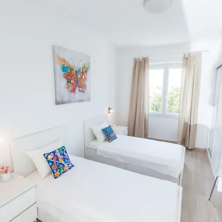 Val Apartment Split